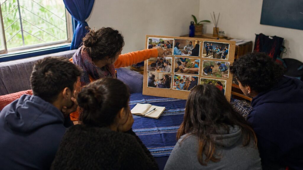 una lider enseñando a los nuevos voluntarios de Fondacio