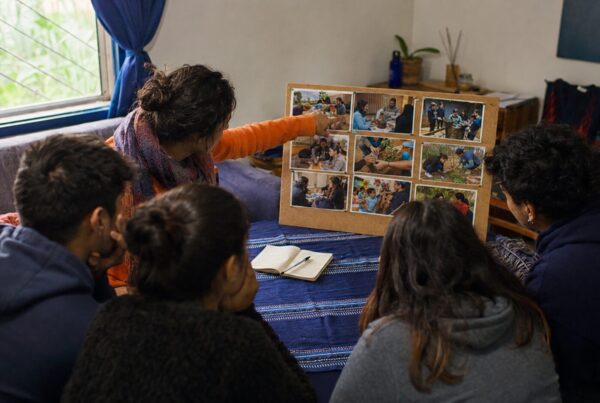 una lider enseñando a los nuevos voluntarios de Fondacio