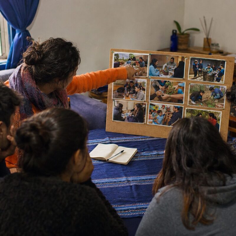 una lider enseñando a los nuevos voluntarios de Fondacio