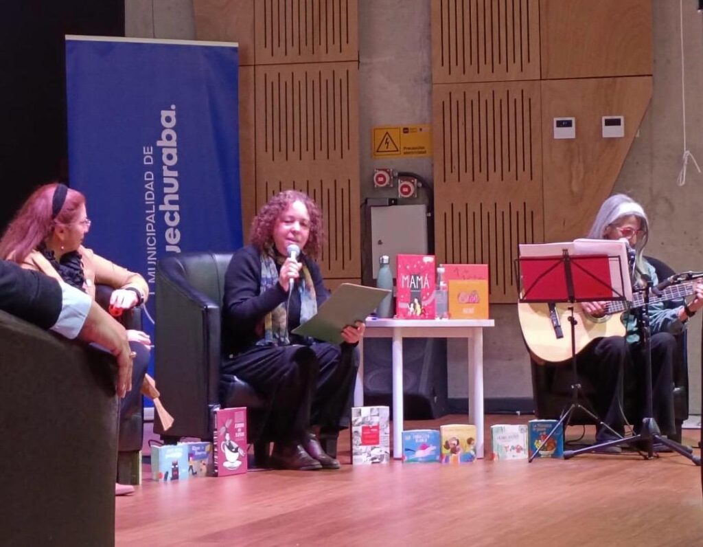 Biblioteca Los Almendros compartiendo experiencias en torno al juego, la lectura y el desarrollo integral durante el seminario “Juego y Crianza” en Huechuraba.
