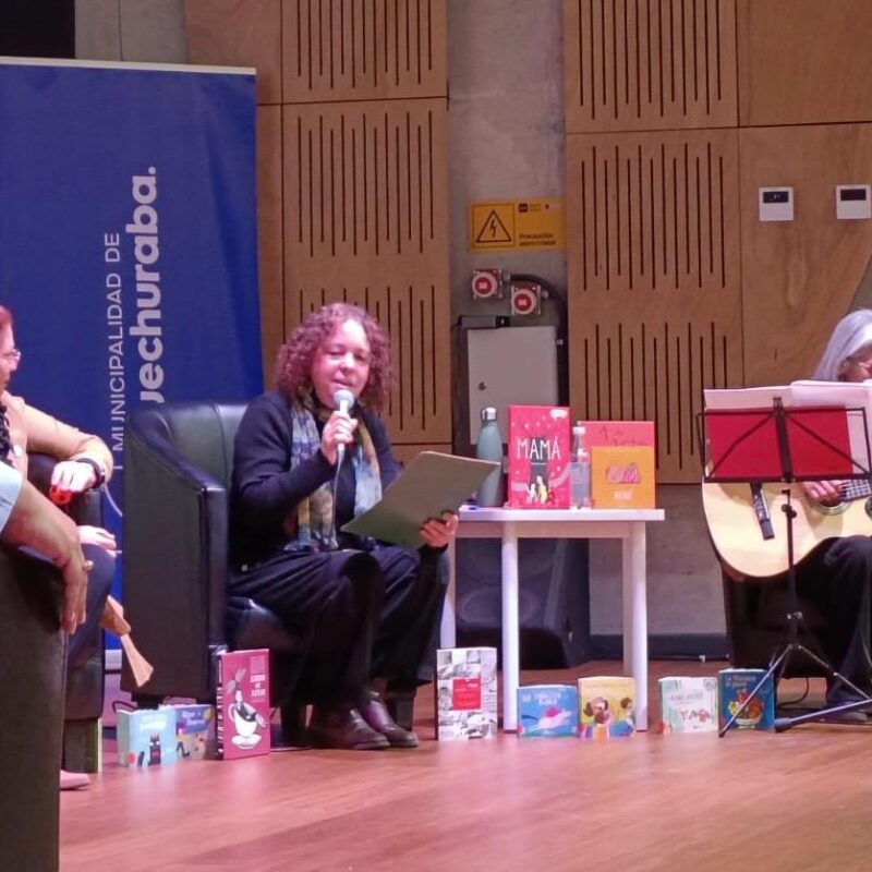 Biblioteca Los Almendros compartiendo experiencias en torno al juego, la lectura y el desarrollo integral durante el seminario “Juego y Crianza” en Huechuraba.