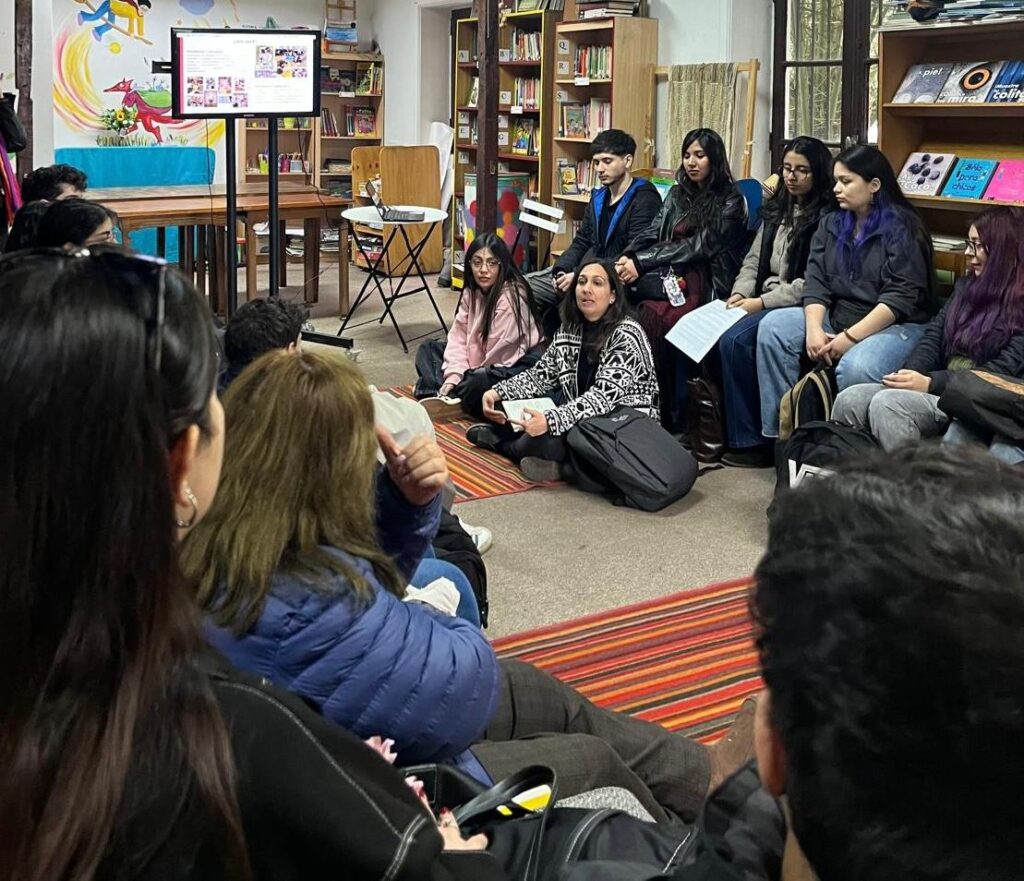Estudiantes de Psicología de la Universidad San Sebastián participan en un encuentro con equipos de programas sociales de Fondacio Chile.