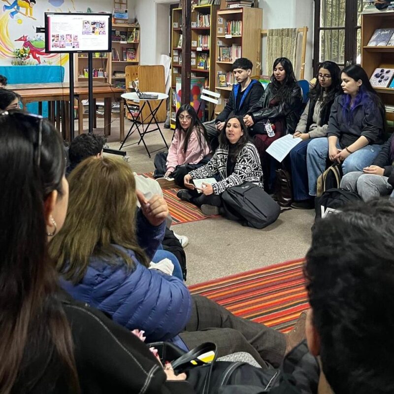 Estudiantes de Psicología de la Universidad San Sebastián participan en un encuentro con equipos de programas sociales de Fondacio Chile.